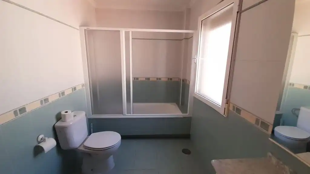 Baño de Casa adosada en venta en Villalgordo del Júcar con Calefacción y Terraza
