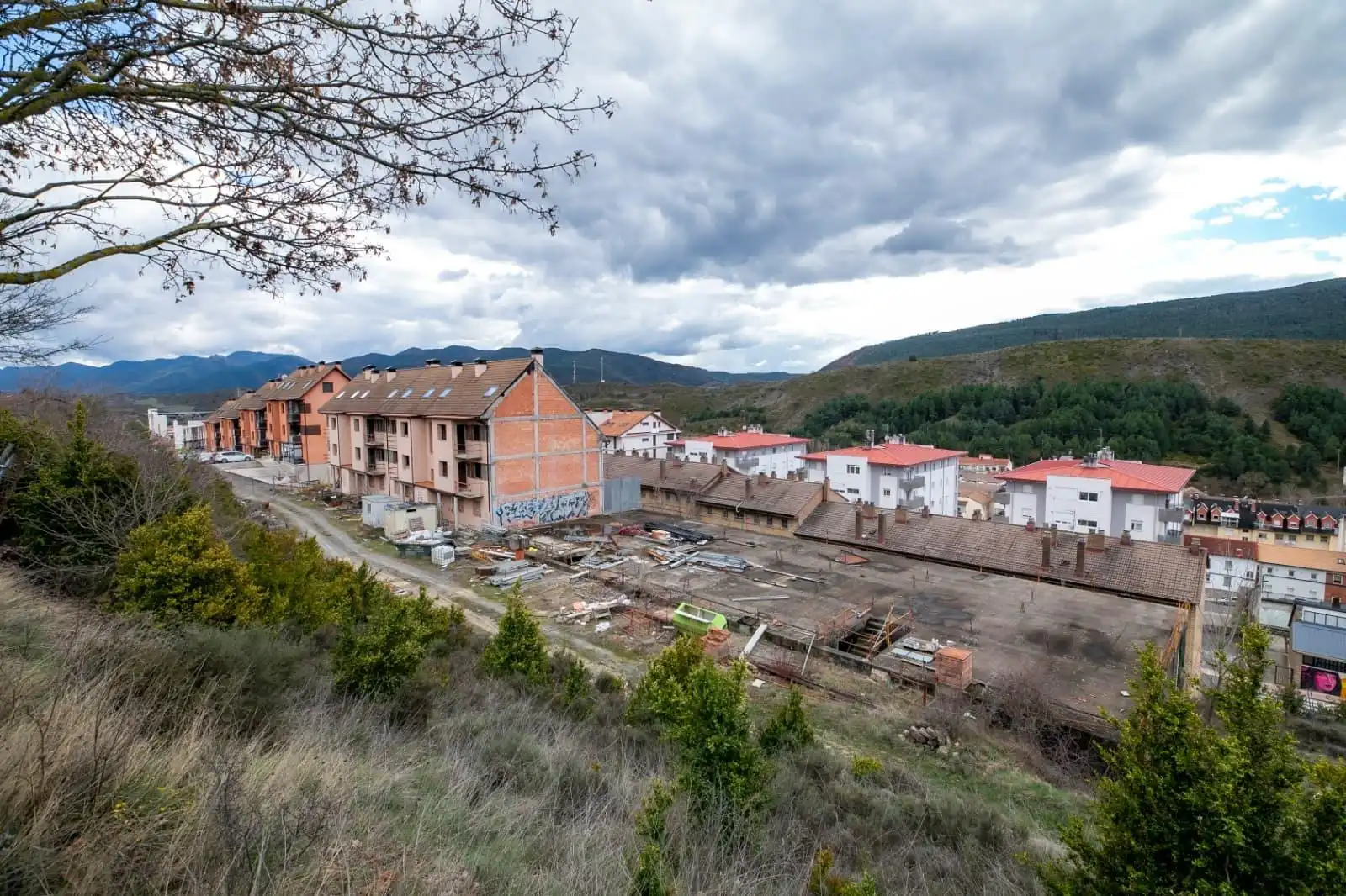 Vista exterior de Edificio en venta en Sabiñánigo