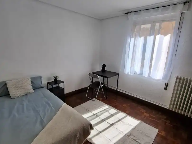 Bedroom of Flat for share in  Logroño  with Heating, Parquet flooring and Furnished