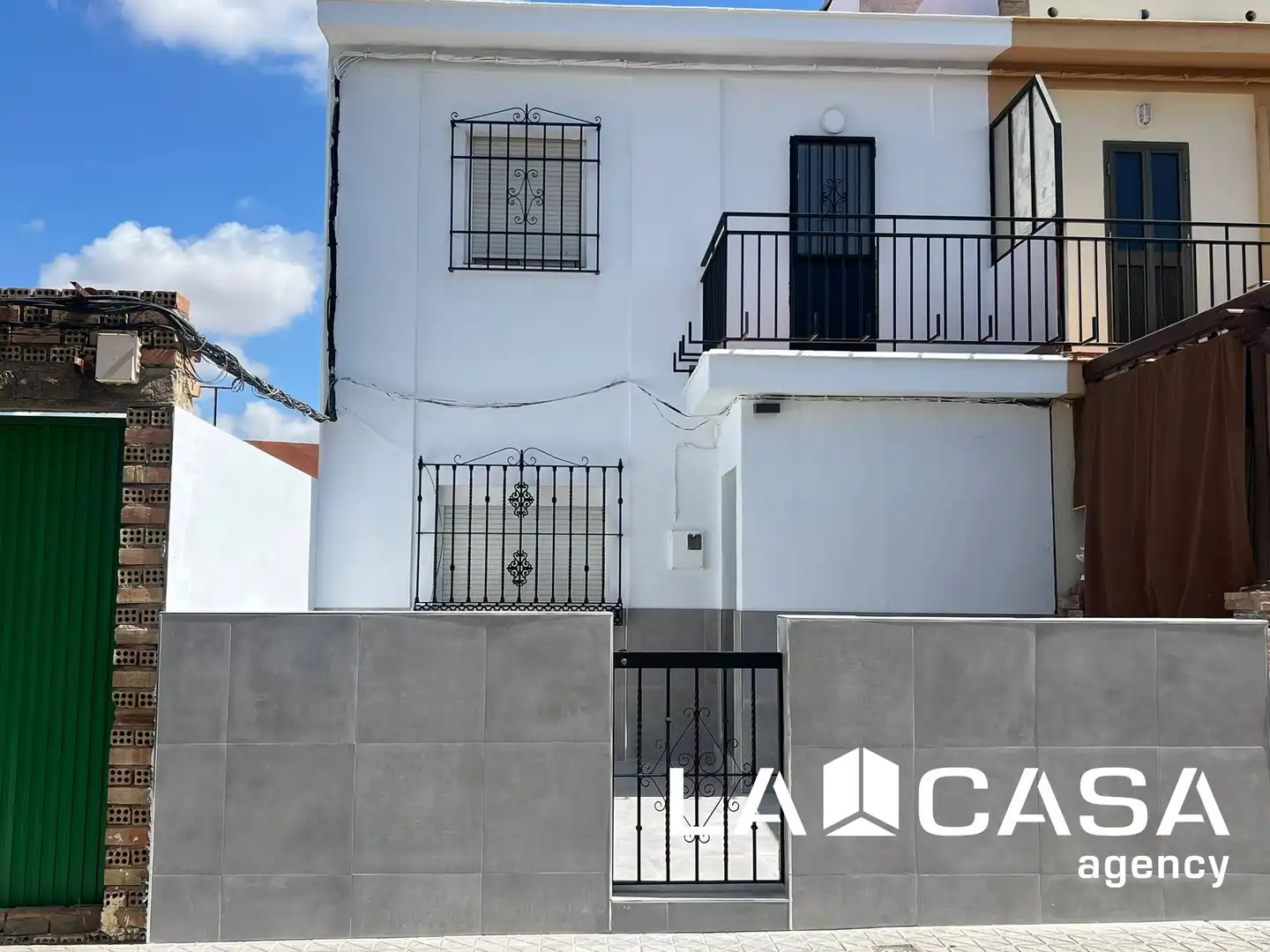 Vista exterior de Casa o xalet en venda en Mairena del Alcor amb Terrassa i Balcó