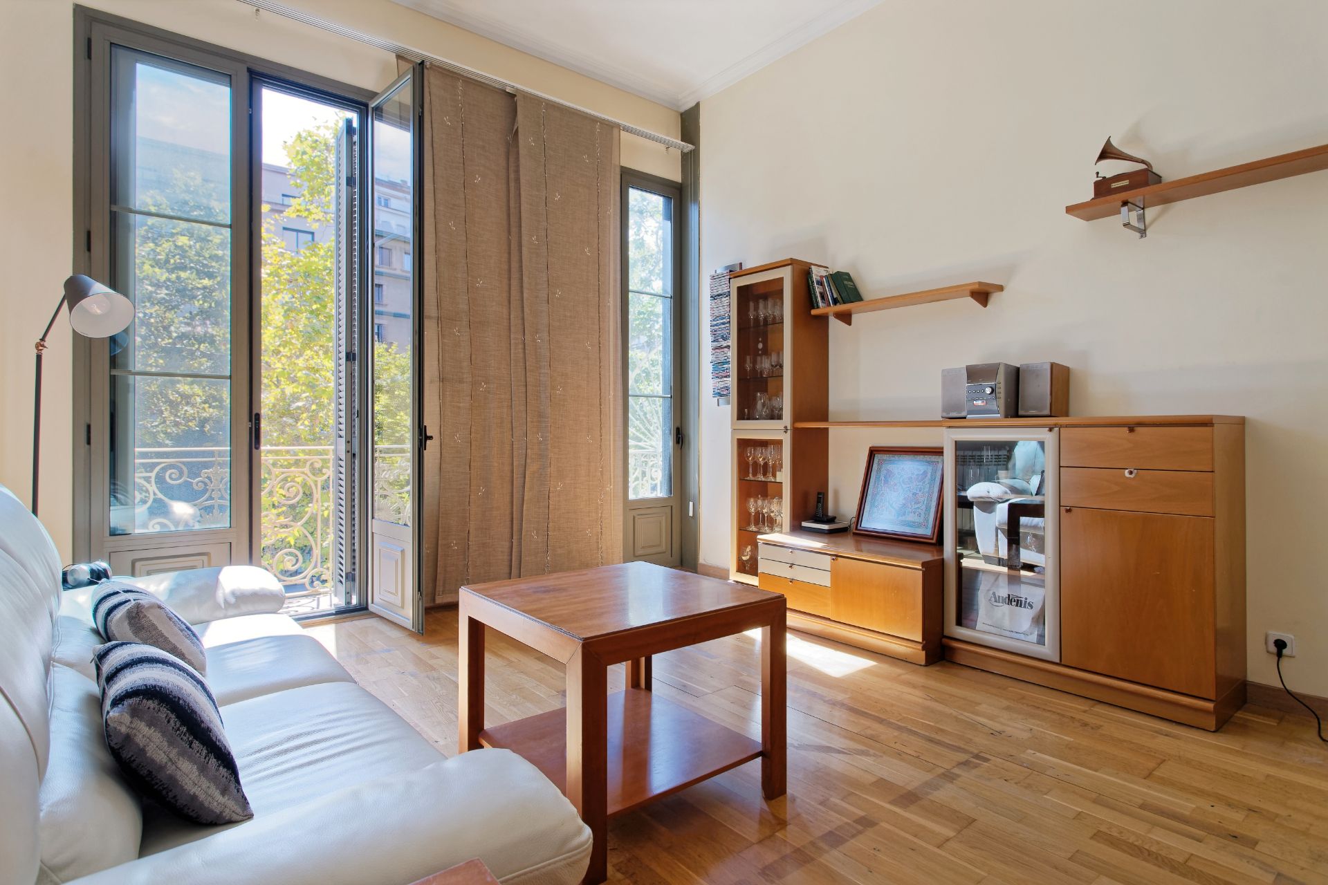 Living room of Flat for sale in  Barcelona Capital  with Air Conditioner, Heating and Parquet flooring