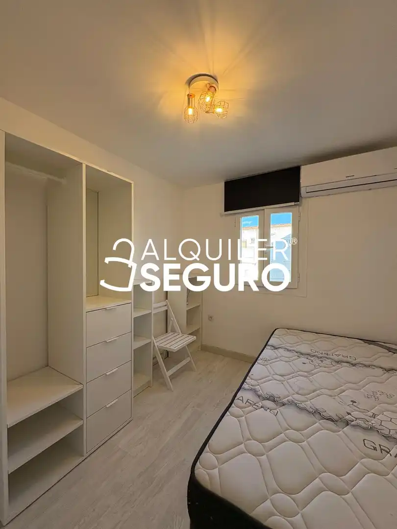 Bedroom of Flat for rent in Madrid  with Air Conditioner, Heating and Furnished