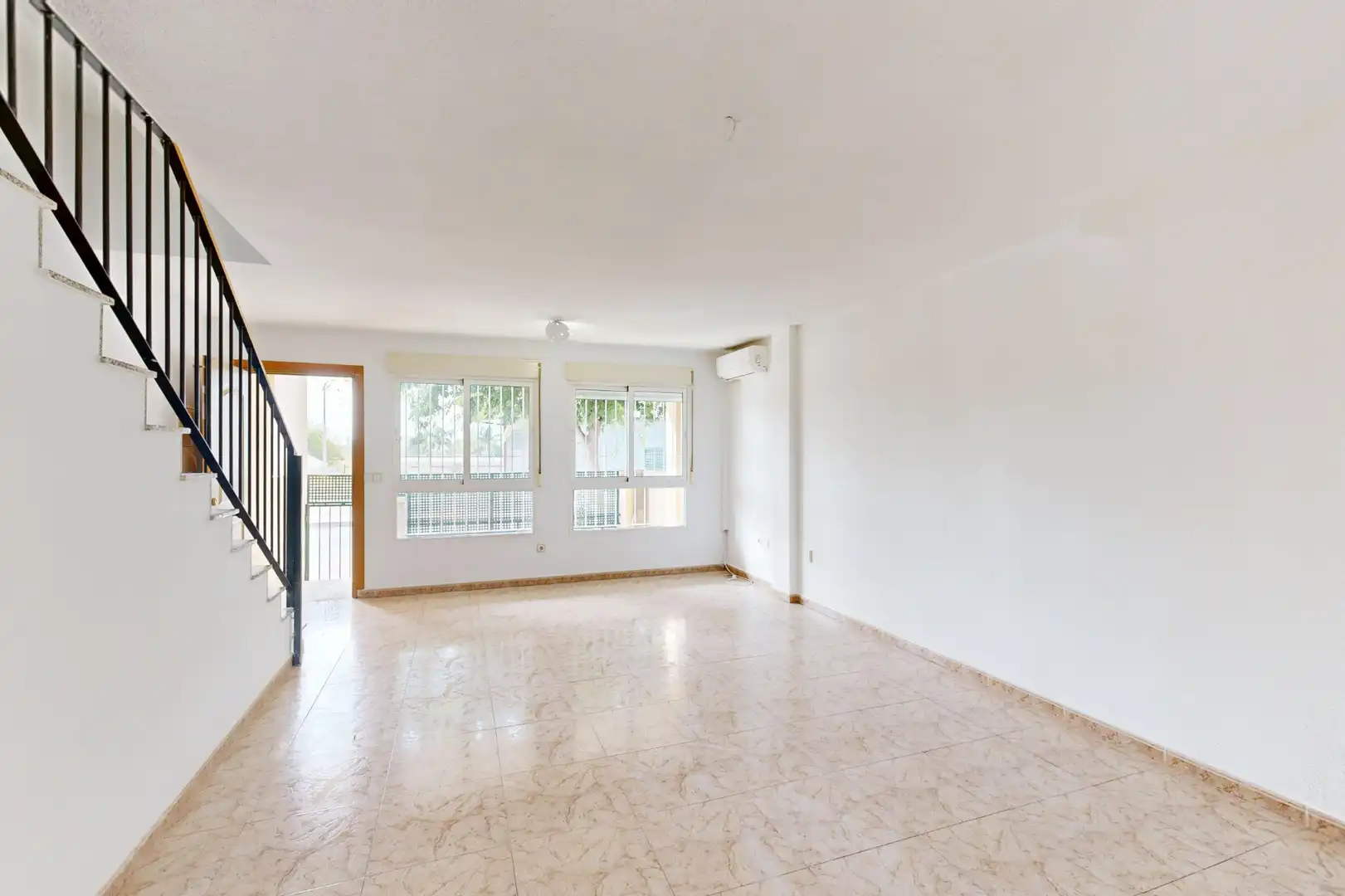 Sala de estar de Casa adosada en venta en Murcia con Aire acondicionado, Terraza y Trastero