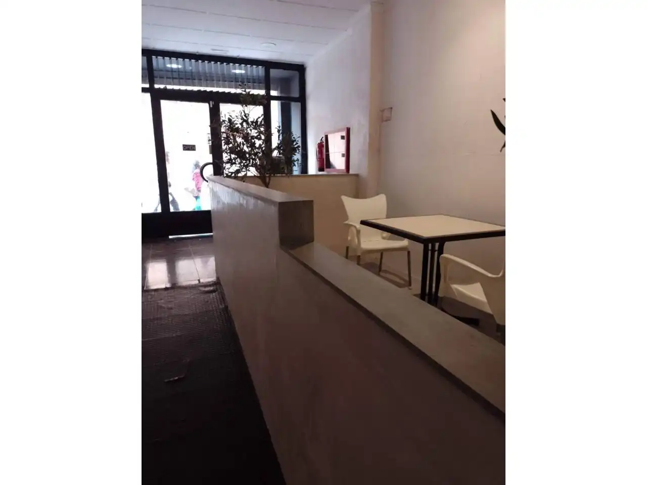 Business premises for transfer in Calle Francesc Perera 4, imagen 2