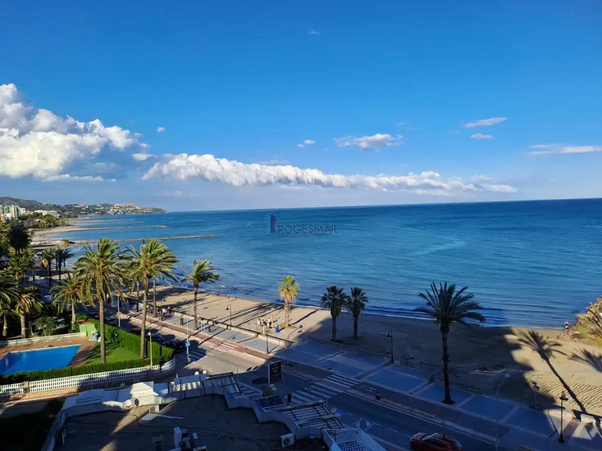 Vista exterior de Apartament en venda en Benicasim / Benicàssim amb Piscina comunitària