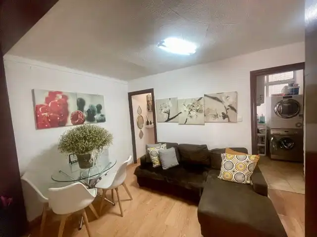 Sala de estar de Piso en venta en L'Hospitalet de Llobregat con Parquet y Amueblado