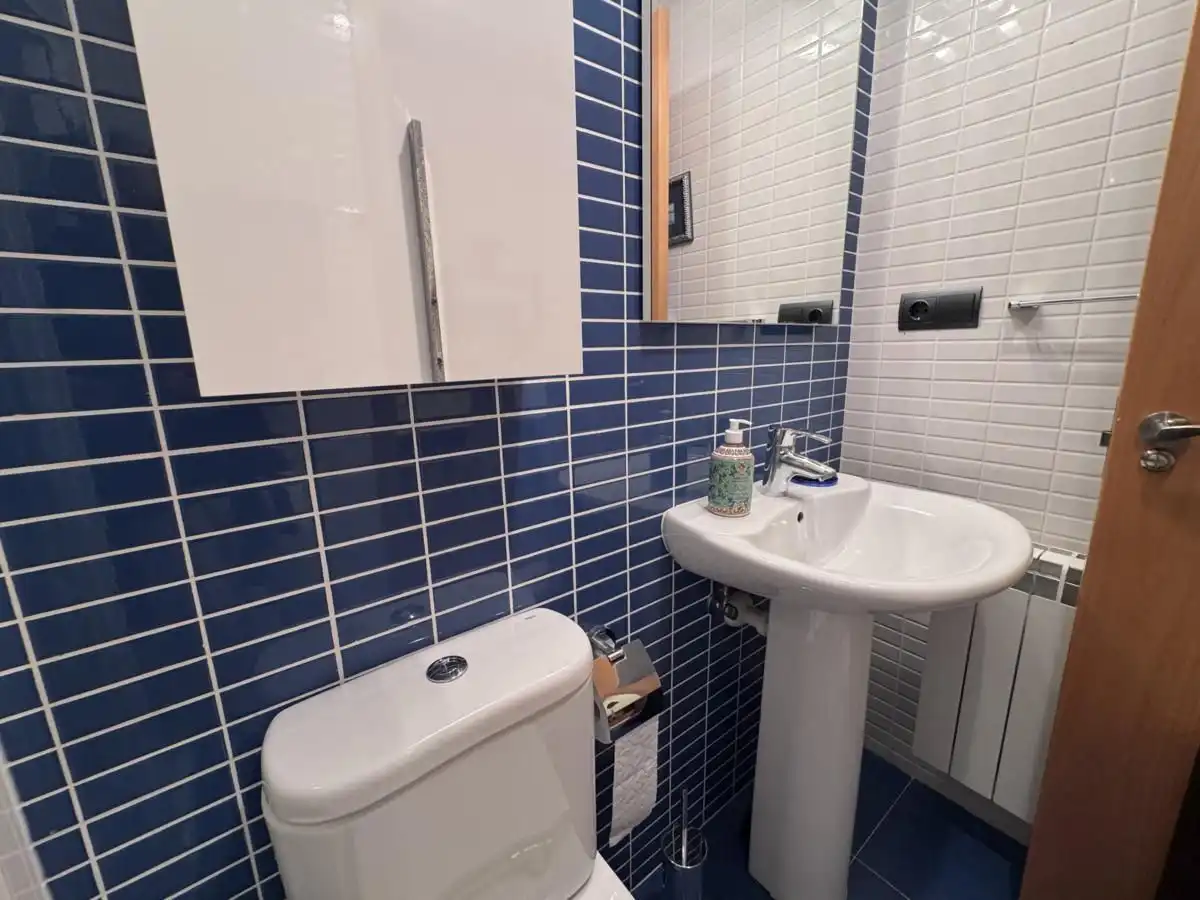 Badezimmer von Wohnung zum Verkauf in Llanes mit Heizung, Privatgarten und Terrasse