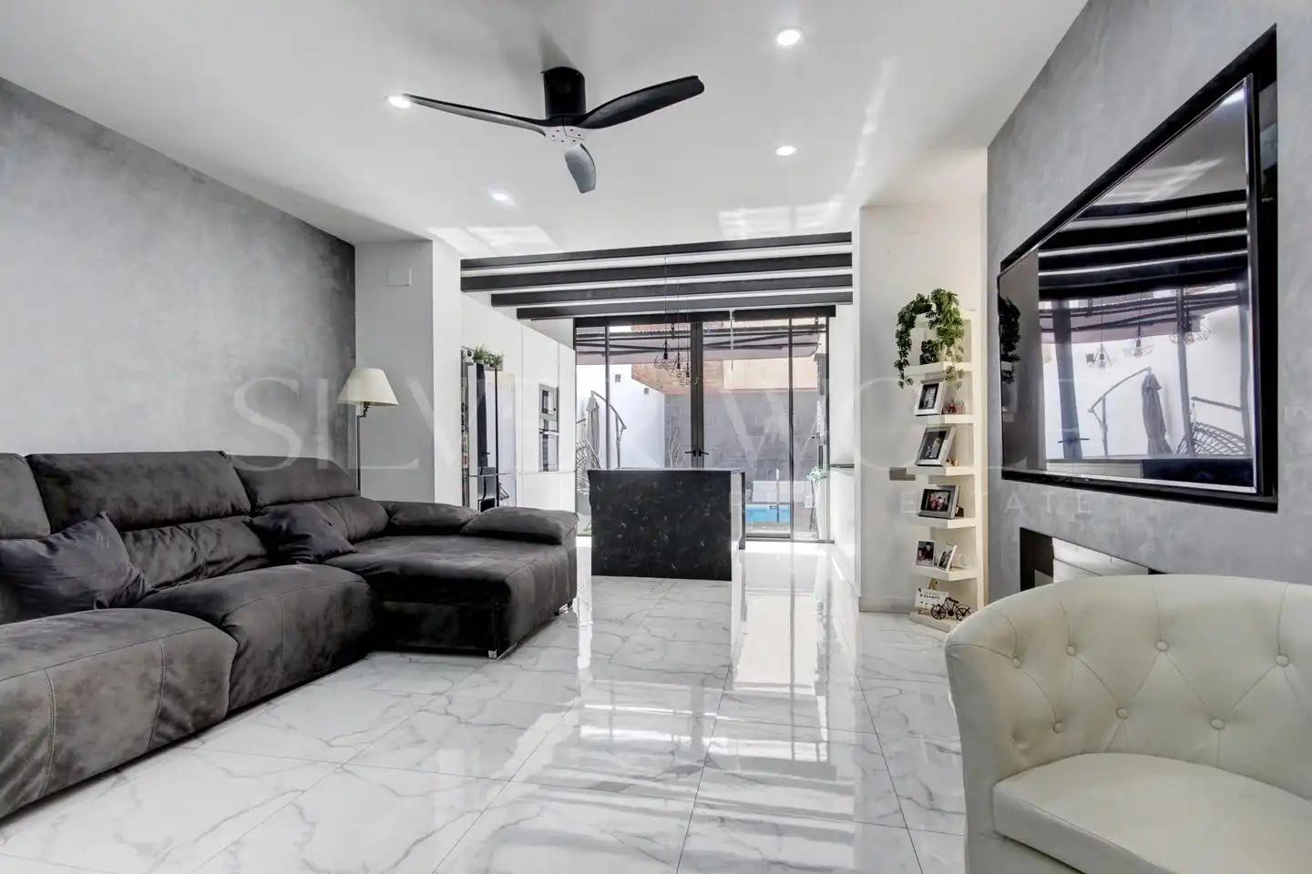 Sala d'estar de Dúplex en venda en Sant Feliu de Llobregat amb Aire condicionat, Jardí privat i Terrassa
