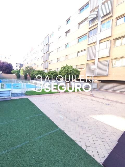 Vista exterior de Pis de lloguer en Getafe amb Calefacció, Traster i Piscina