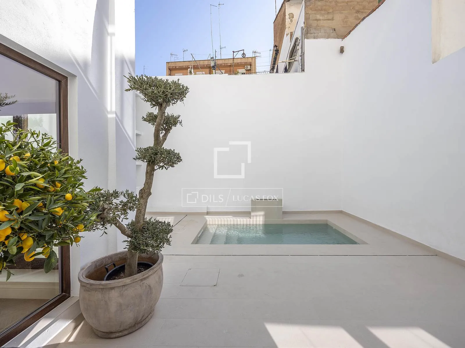Swimming pool of Flat for sale in  Valencia Capital  with Air Conditioner, Heating and Terrace
