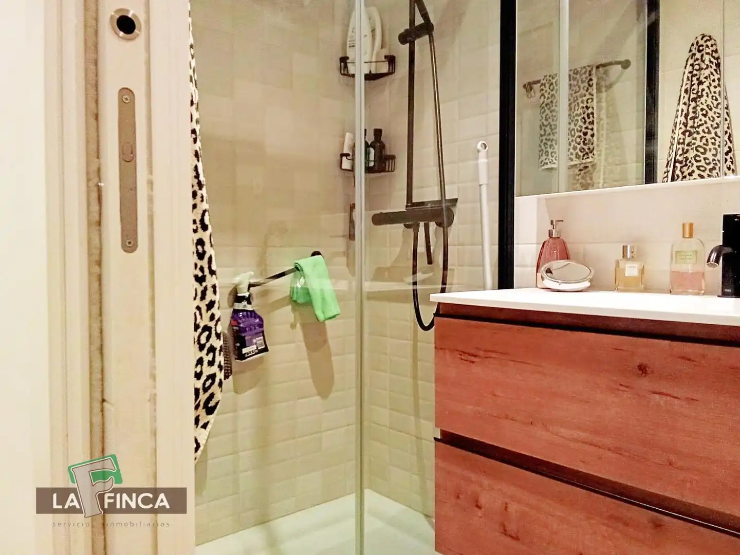 Badezimmer von Wohnung zum Verkauf in Oviedo  mit Heizung, Terrasse und Abstellraum