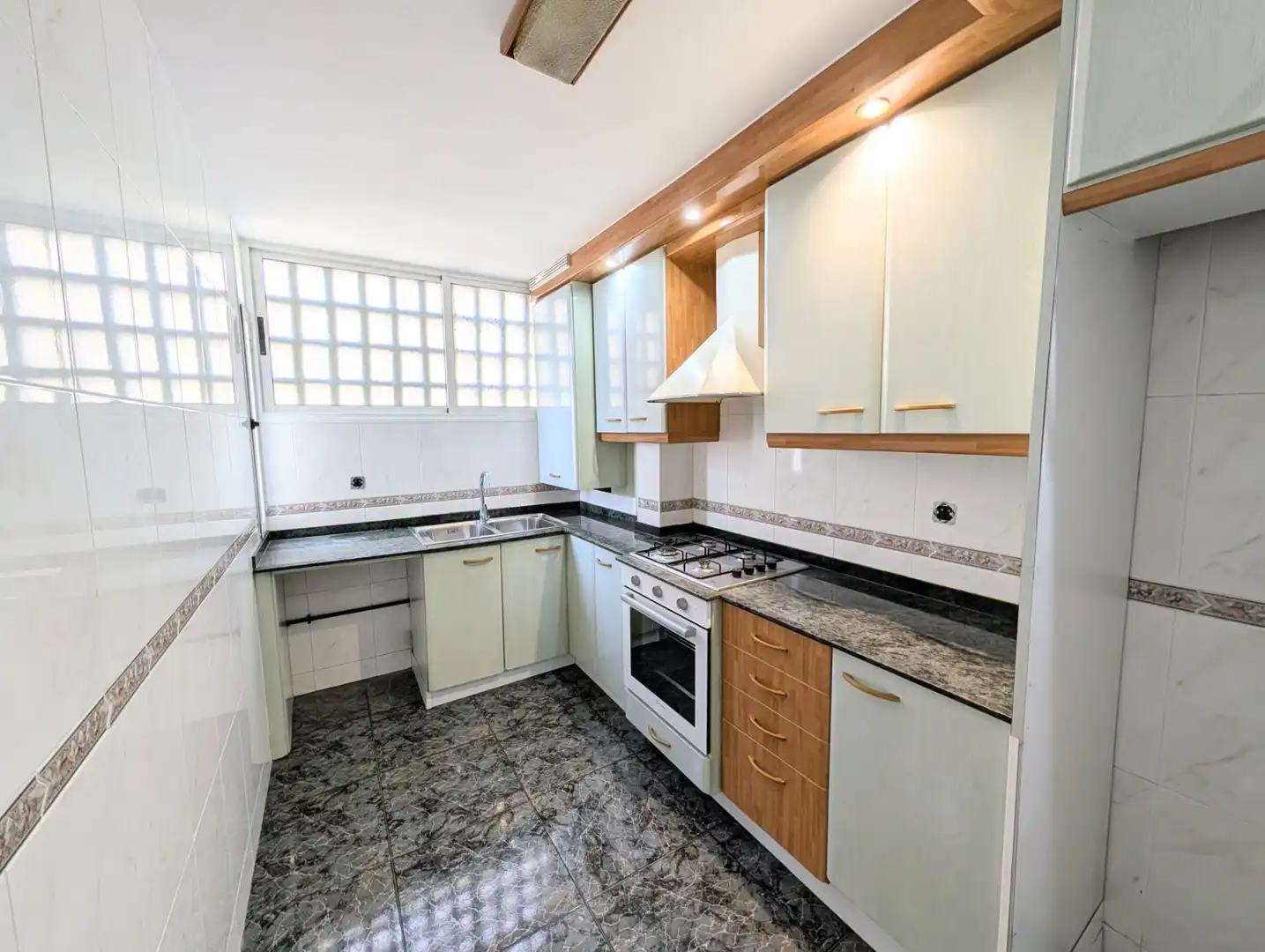 Cocina de Piso en venta en Badalona con Aire acondicionado, Calefacción y Horno