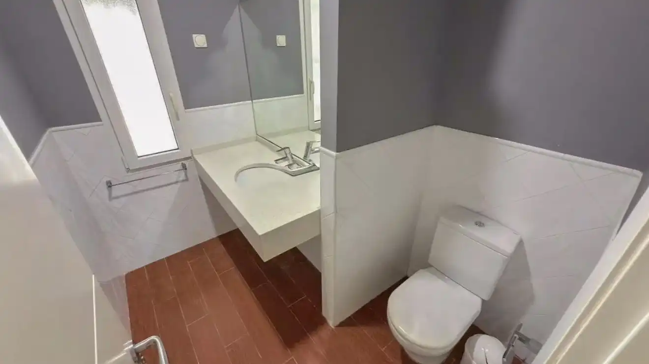 Bany de Casa o xalet en venda en Alicante / Alacant amb Aire condicionat, Calefacció i Jardí privat