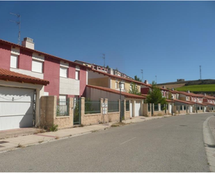 Vista exterior de Casa adosada en venda en Cardeñadijo amb Jardí privat