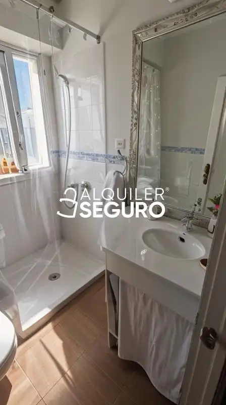 Bany de Pis de lloguer en Sevilla amb Aire condicionat