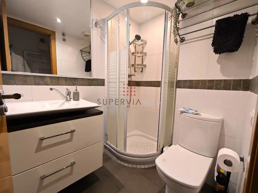 Badezimmer von Dachboden zum Verkauf in Barcelona mit Balkon
