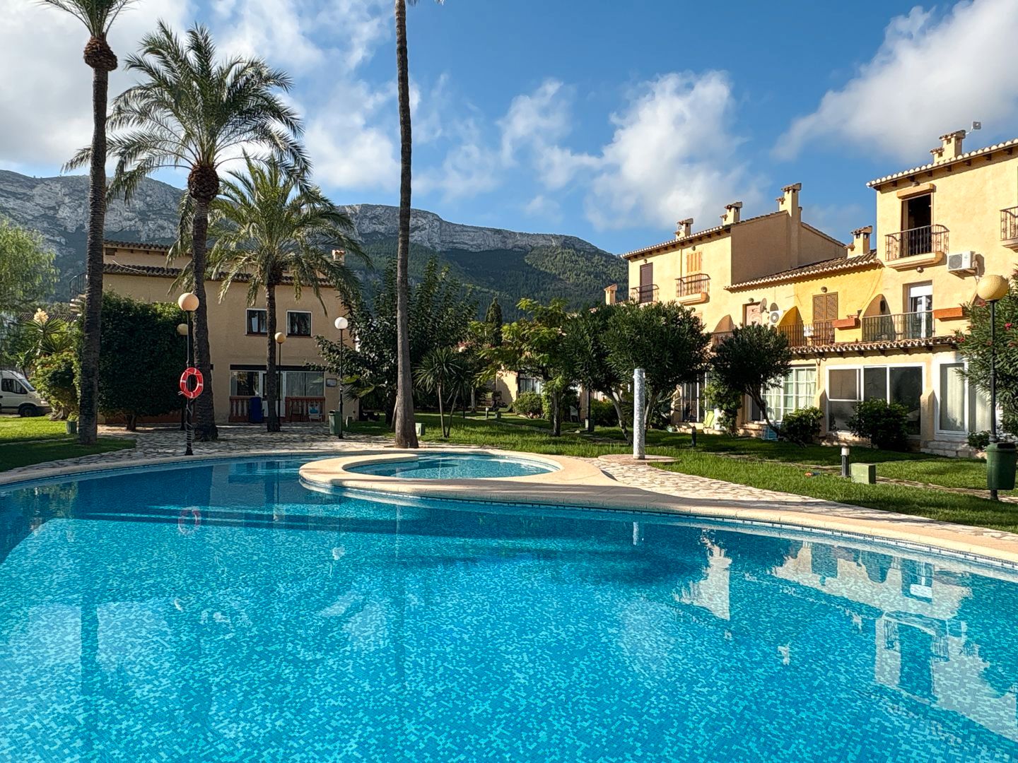 Vista exterior de Àtic en venda en Dénia amb Aire condicionat, Jardí privat i Terrassa