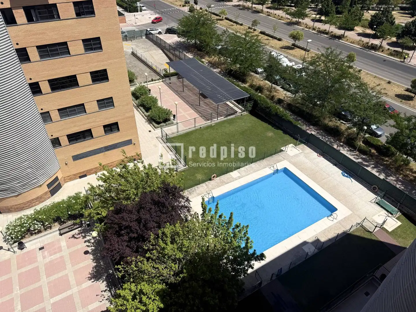 Piscina de Ático de alquiler en Madrid con Aire acondicionado, Calefacción y Jardín privado