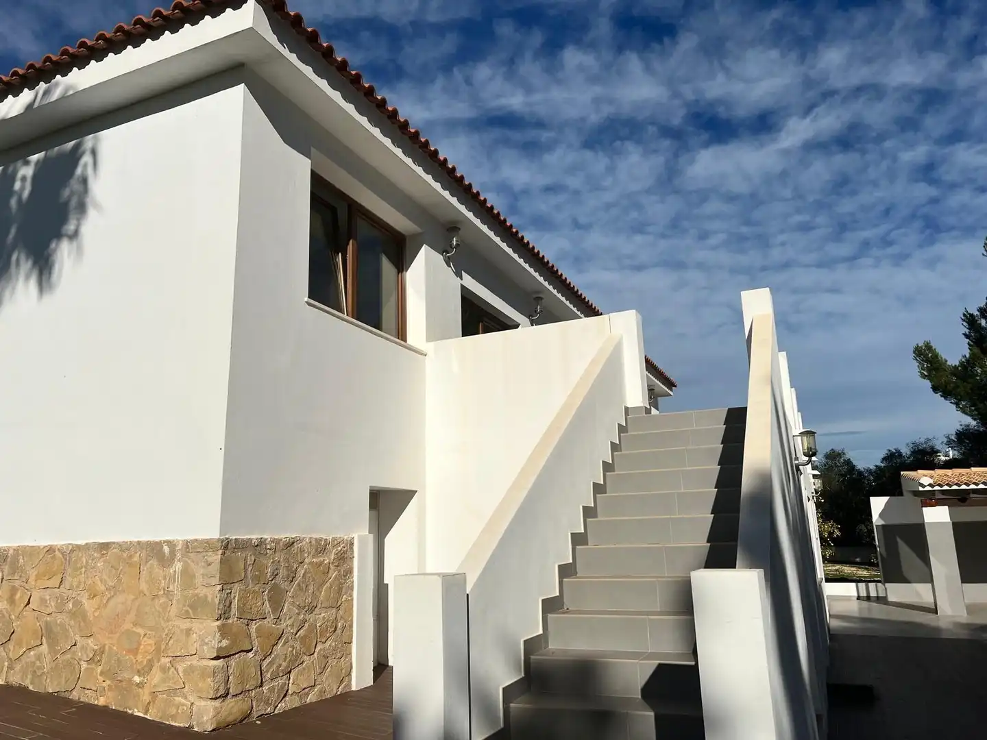 Vista exterior de Casa o xalet en venda en La Nucia amb Jardí privat, Terrassa i Piscina