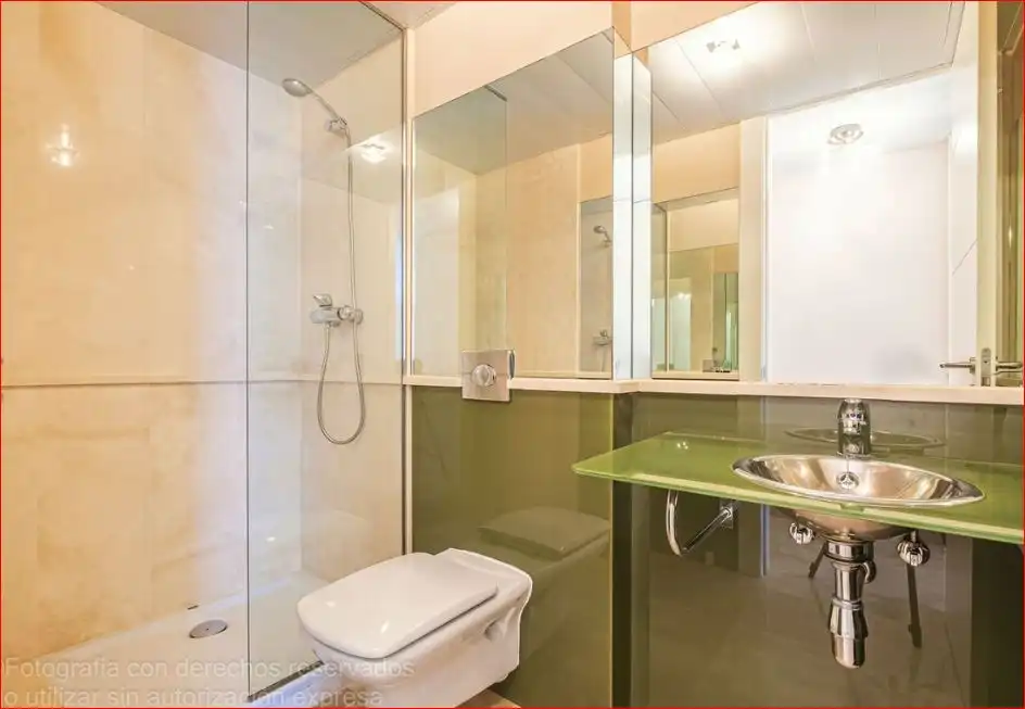 Badezimmer von Wohnung zum Verkauf in Manilva mit Klimaanlage, Heizung und Privatgarten