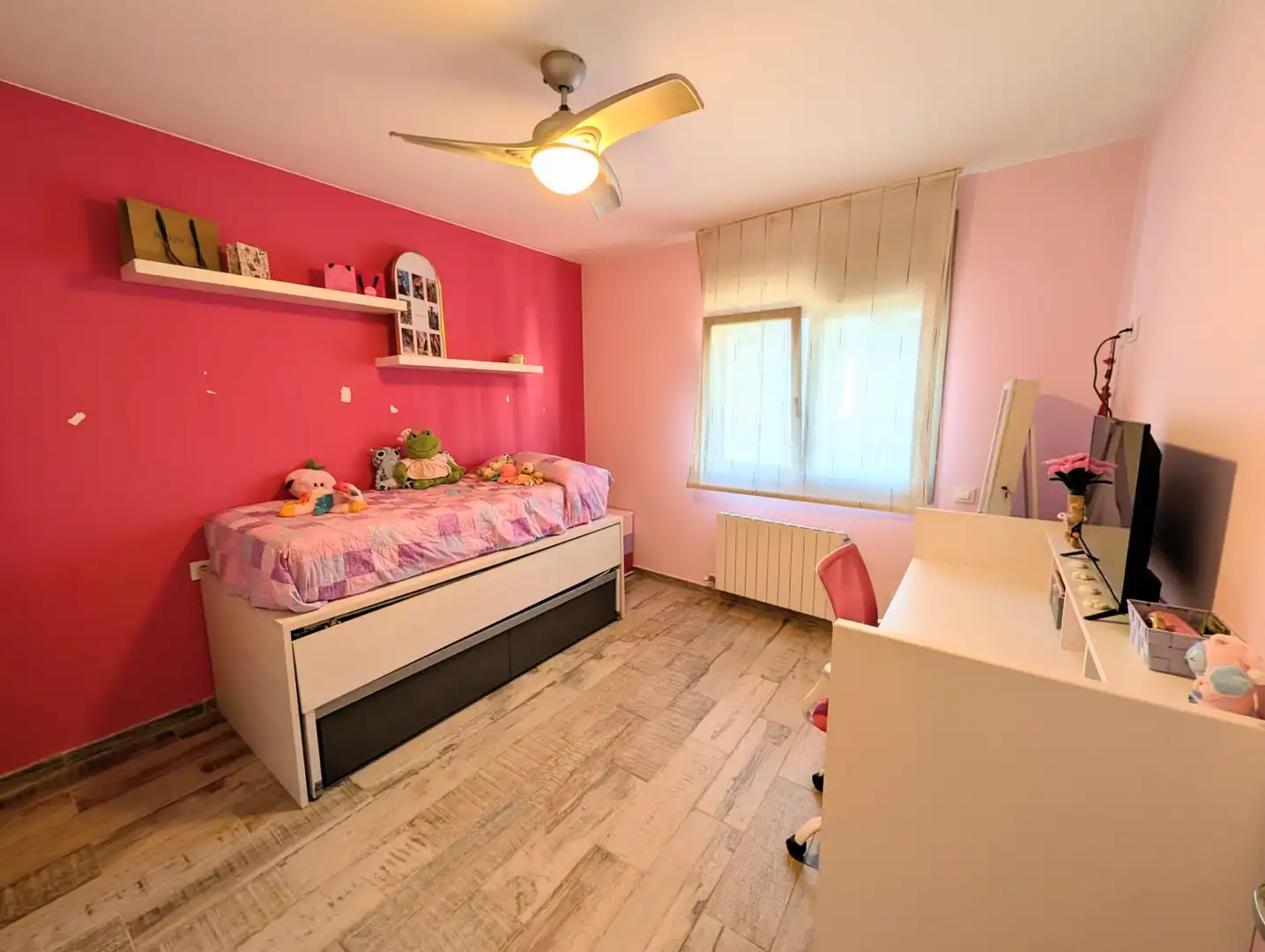 Habitación de Casa adosada en venta en Badalona con Parquet, Terraza y Trastero