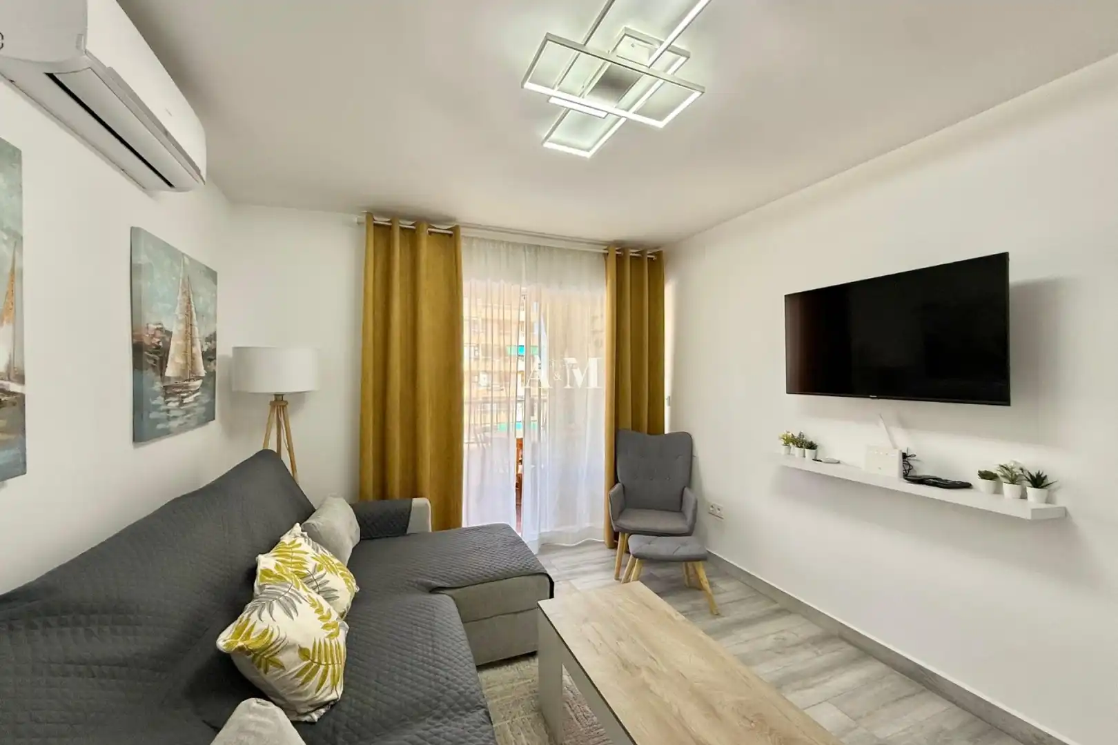 Sala d'estar de Apartament de lloguer en Torrevieja amb Aire condicionat, Calefacció i Moblat