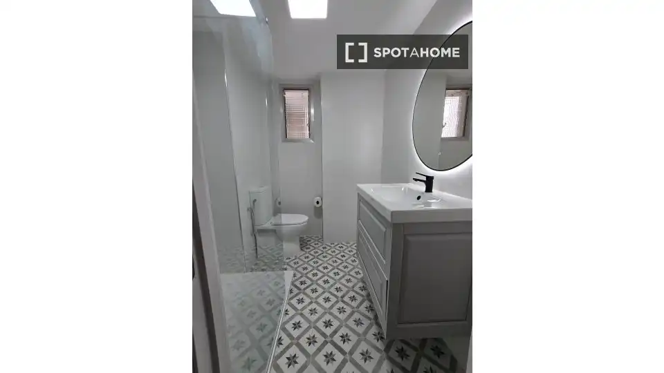 Bathroom of Flat for rent in Valencia  with Air Conditioner, Heating and Furnished