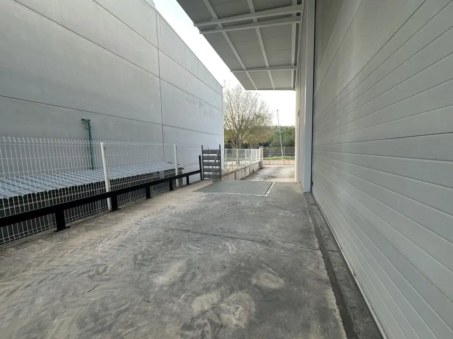 Parkplatz von Fabrikhallen zur Miete in Ontinyent