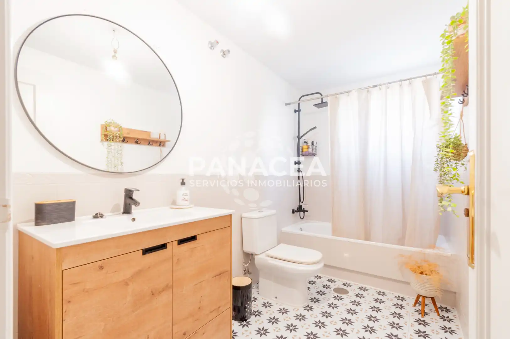 Badezimmer von Wohnung zum Verkauf in Roquetas de Mar mit Möbliert, Ofen und Mikrowelle