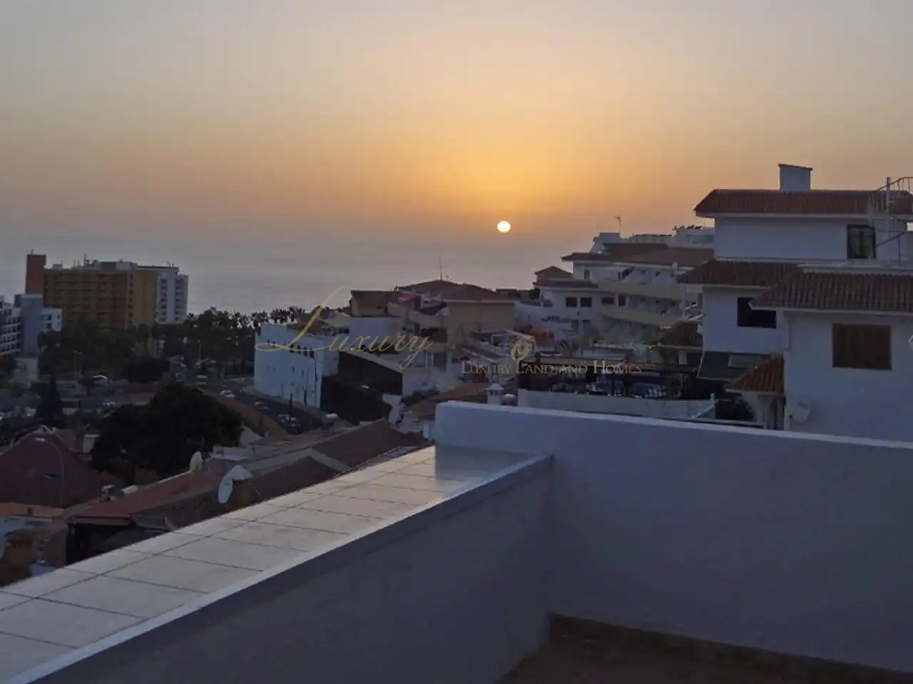 Vista exterior de Àtic en venda en Adeje amb Aire condicionat, Terrassa i Moblat