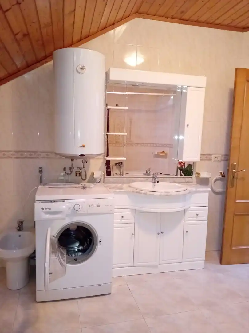 Badezimmer von Haus oder Chalet zur Miete in A Mezquita  mit Heizung, Abstellraum und Möbliert