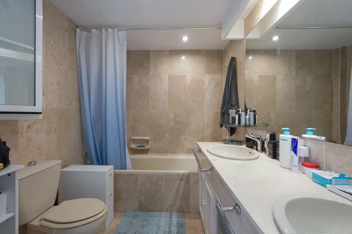 Bany de Apartament en venda en Estepona amb Calefacció, Jardí privat i Terrassa