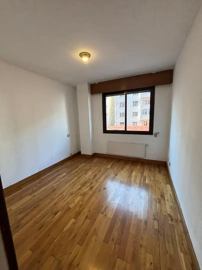 Habitación de Piso en venta en Oviedo  con Calefacción, Parquet y Trastero