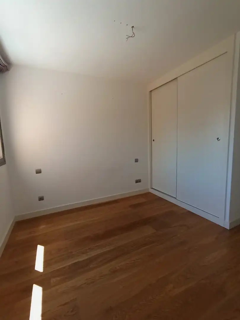 Schlafzimmer von Dachboden zur Miete in Madrid mit Klimaanlage, Heizung und Terrasse