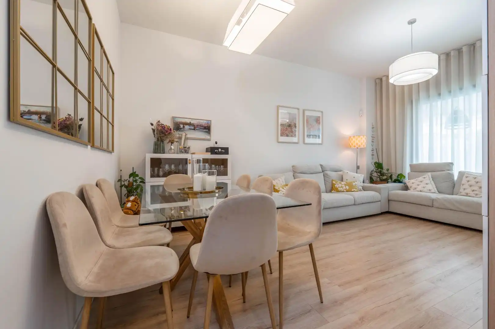 Sala de estar de Piso en venta en  Granada Capital con Calefacción, Amueblado y Piscina comunitaria