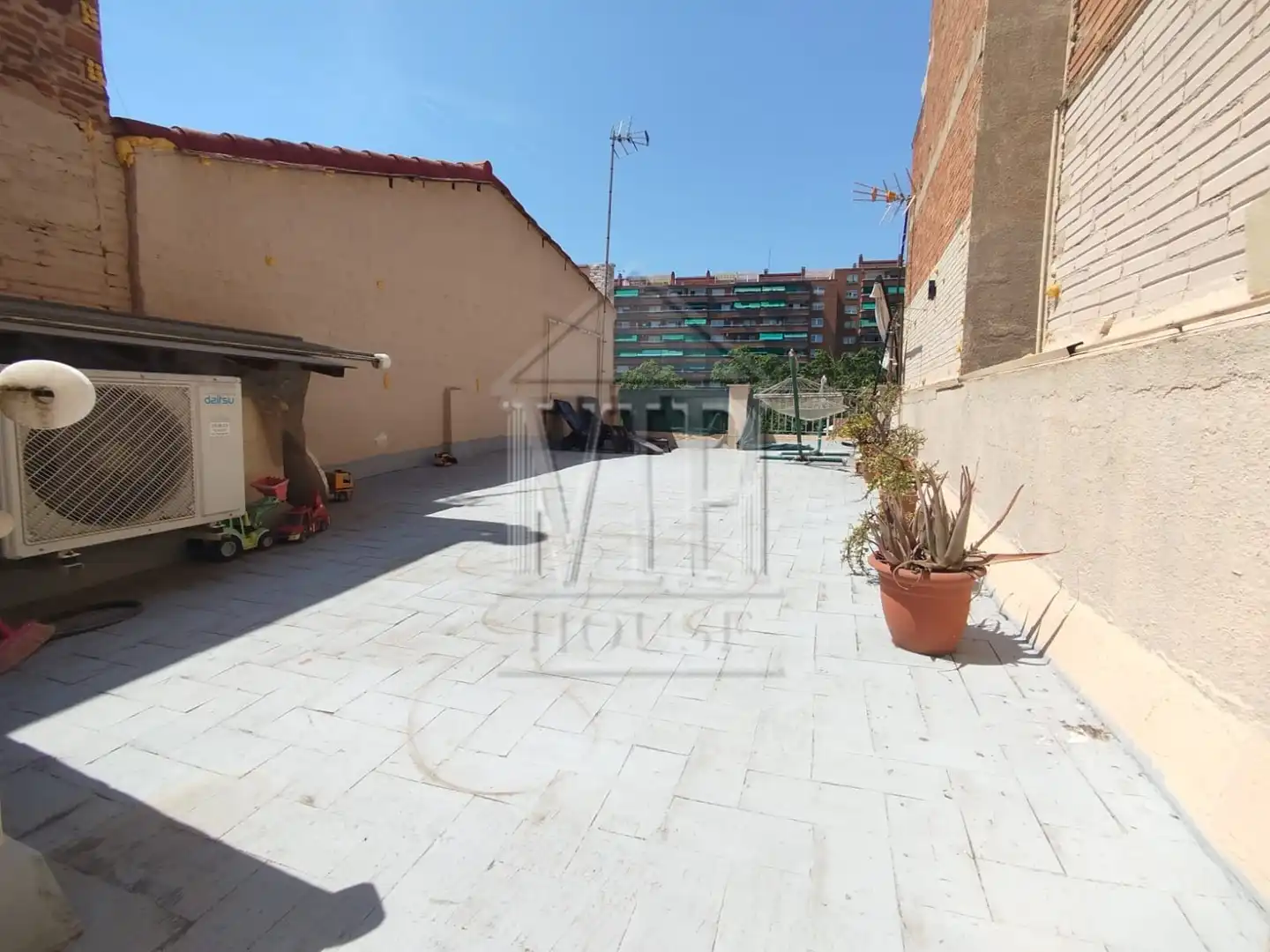 Terrasse von Einfamilien-Reihenhaus zum Verkauf in Badalona mit Klimaanlage, Heizung und Parkett