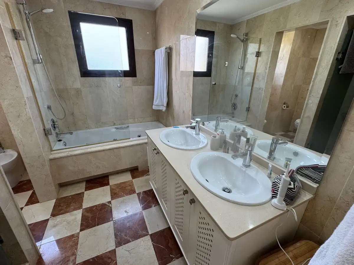 Baño de Apartamento en venta en Sotogrande con Aire acondicionado, Terraza y Trastero