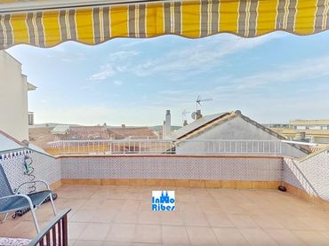 House with balcony for sale in Centre
