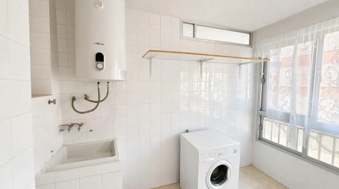 Bathroom of Flat for sale in Granada  with Heating, Furnished and Balcony
