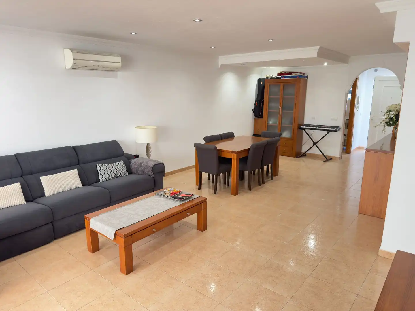 Sala de estar de Casa adosada en venta en Roquetas de Mar con Aire acondicionado y Trastero