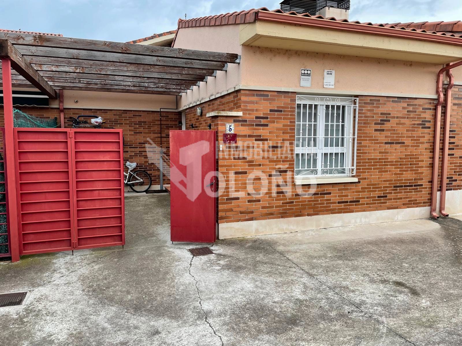 Vista exterior de Casa adosada en venda en Cihuri amb Calefacció, Parquet i Terrassa