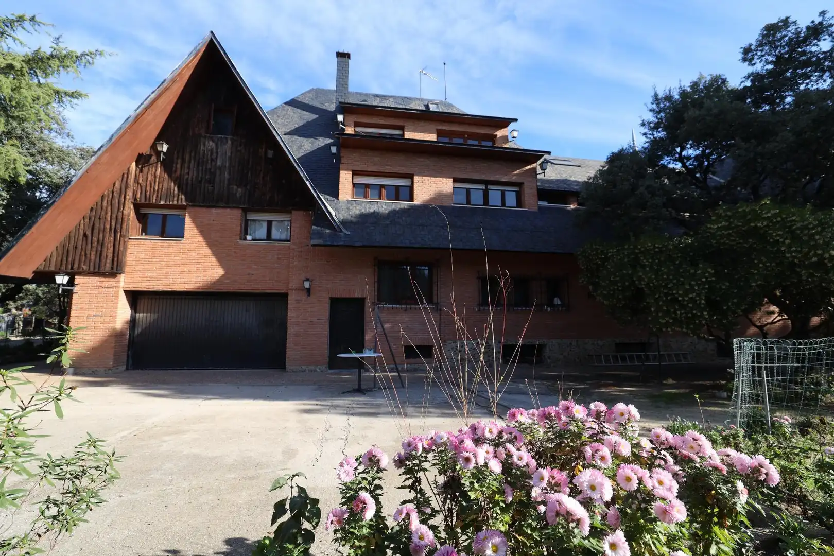 Exterior view of Houses for sale in Villanueva de la Cañada  with Heating, Swimming Pool and Balcony