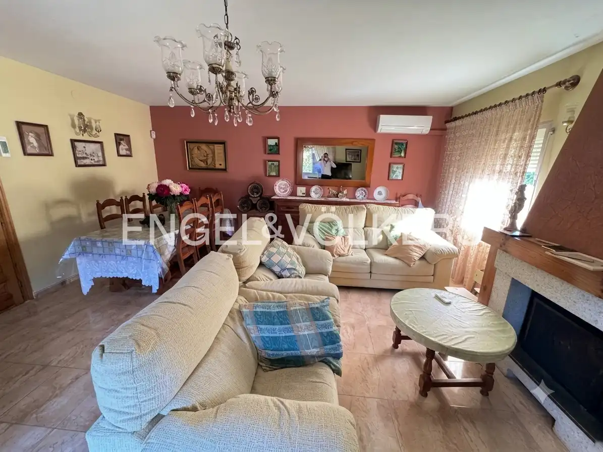 Sala d'estar de Casa adosada en venda en Calera y Chozas amb Aire condicionat, Calefacció i Jardí privat