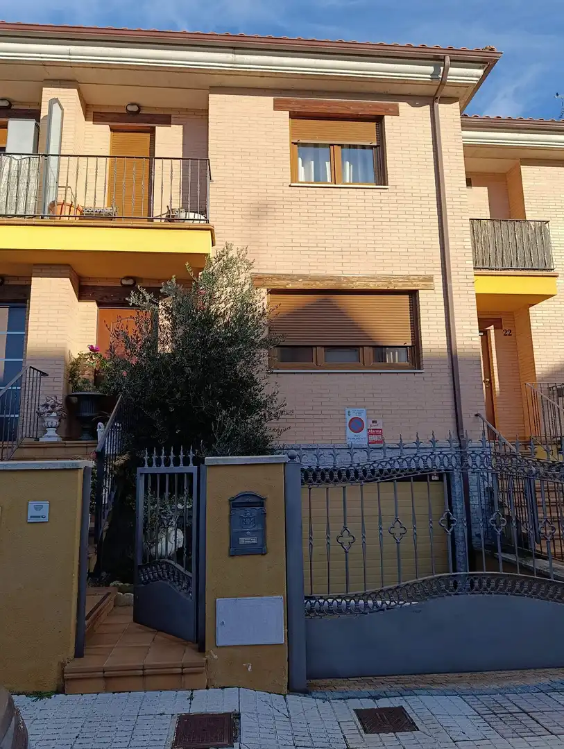 Vista exterior de Casa adosada en venta en Valverde de la Virgen con Jardín privado, Terraza y Balcón