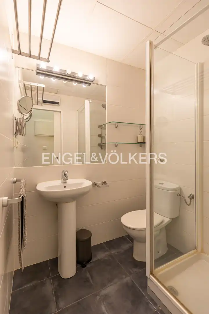 Bathroom of Flat for sale in Madrid  with Air Conditioner, Heating and Terrace