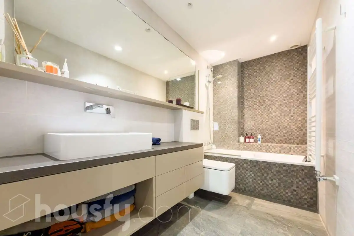Baño de Piso en venta en Barcelona con Aire acondicionado, Calefacción y Jardín privado