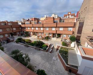 Vista exterior de Casa o xalet en venda en Cornellà de Llobregat amb Aire condicionat, Calefacció i Jardí privat