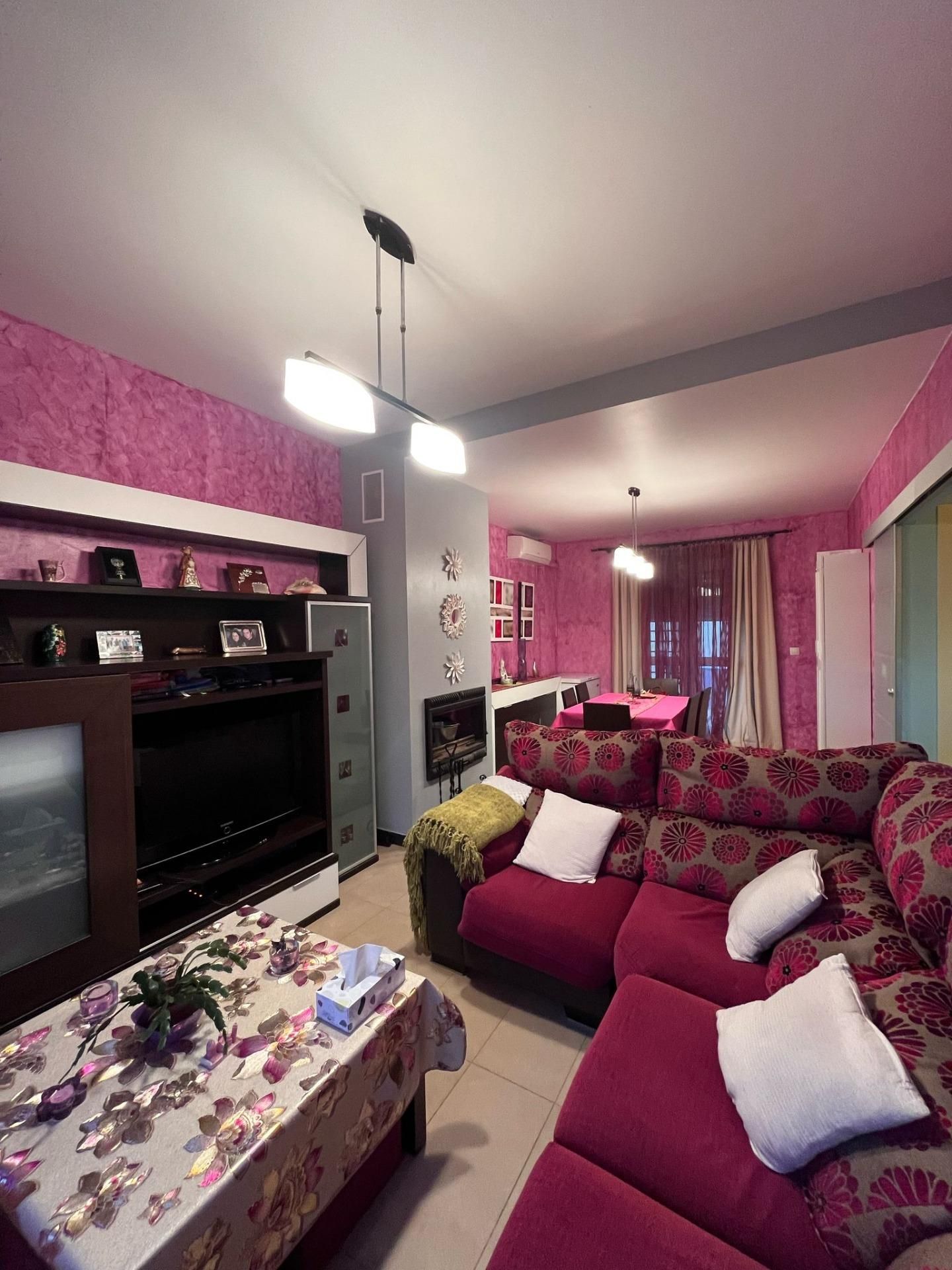 Sala d'estar de Casa adosada en venda en Benacazón amb Aire condicionat