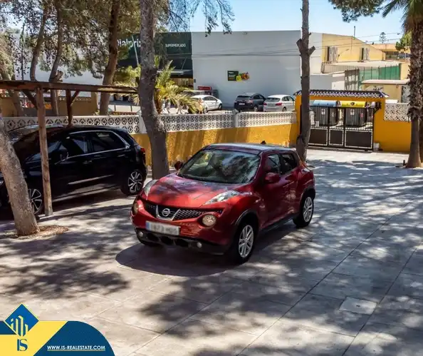 Aparcament de Casa o xalet en venda en Torrevieja amb Jardí privat, Terrassa i Moblat