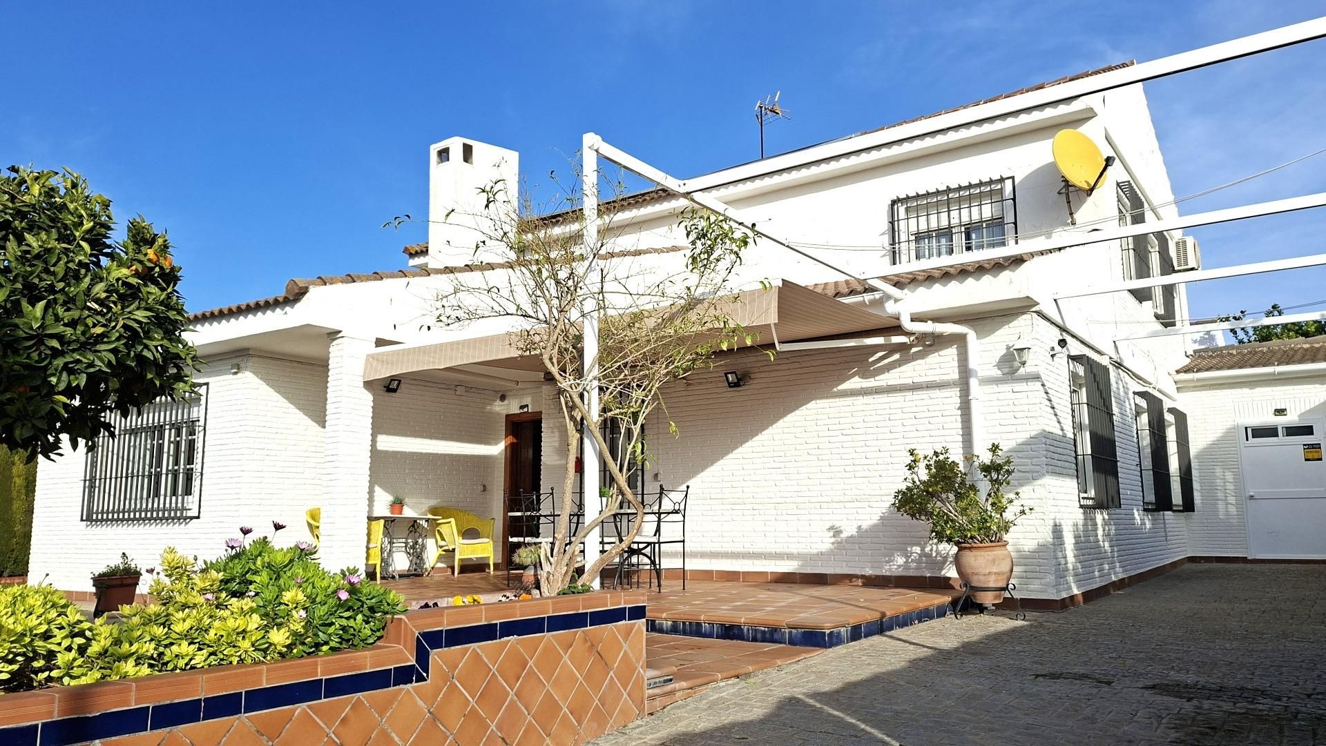 Exterior view of House or chalet for sale in Gines  with Air Conditioner, Private garden and Storage room
